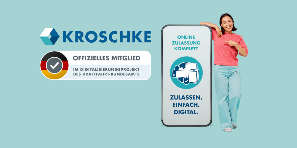 Eine Frau steht lächelnd vor einer Werbung zur digitalen Zulassung über Kroschke und neben einem Hinweis zum Digitalisierungsprojekt des KBA.