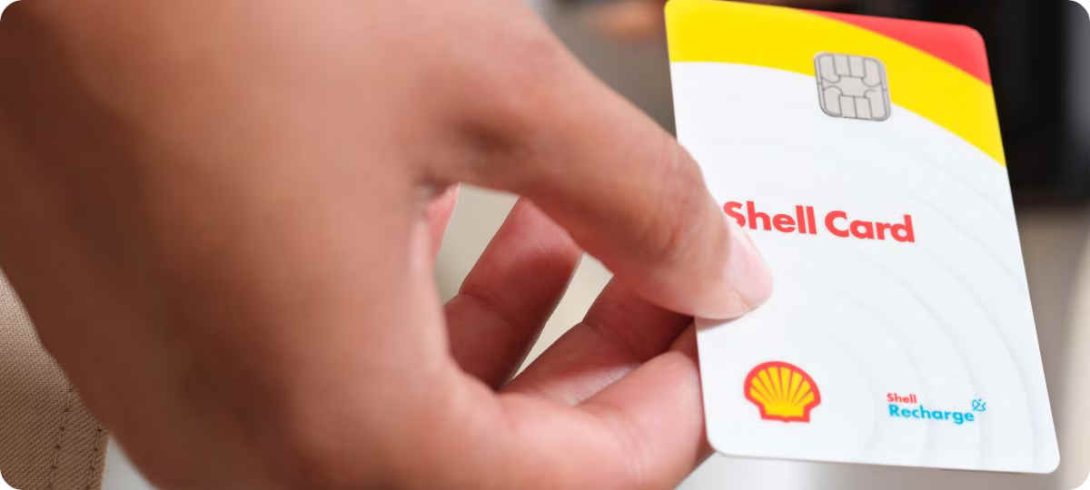 Eine Hand hält die Shell Tankkarte.