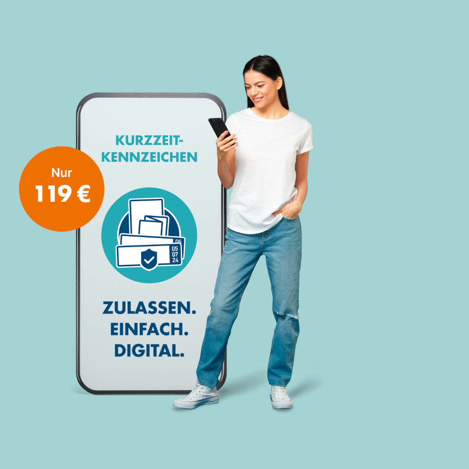 Eine Frau steht lächelnd an einem großen Smartphone mit einer Werbung für die Kuzzeitkennzeichen.