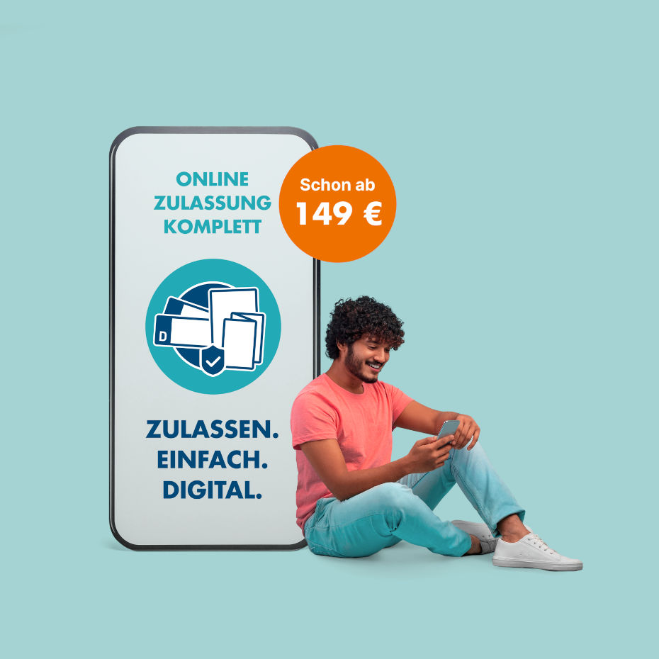 Ein Mann sitzt lächelnd an einem großen Smartphone mit einer Werbung für die online Zulassung.